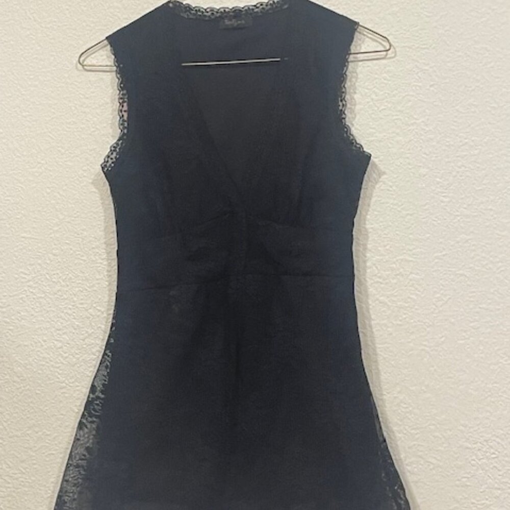 Black lace stretchy sleeveless fitted top with deep v-neck - XS
